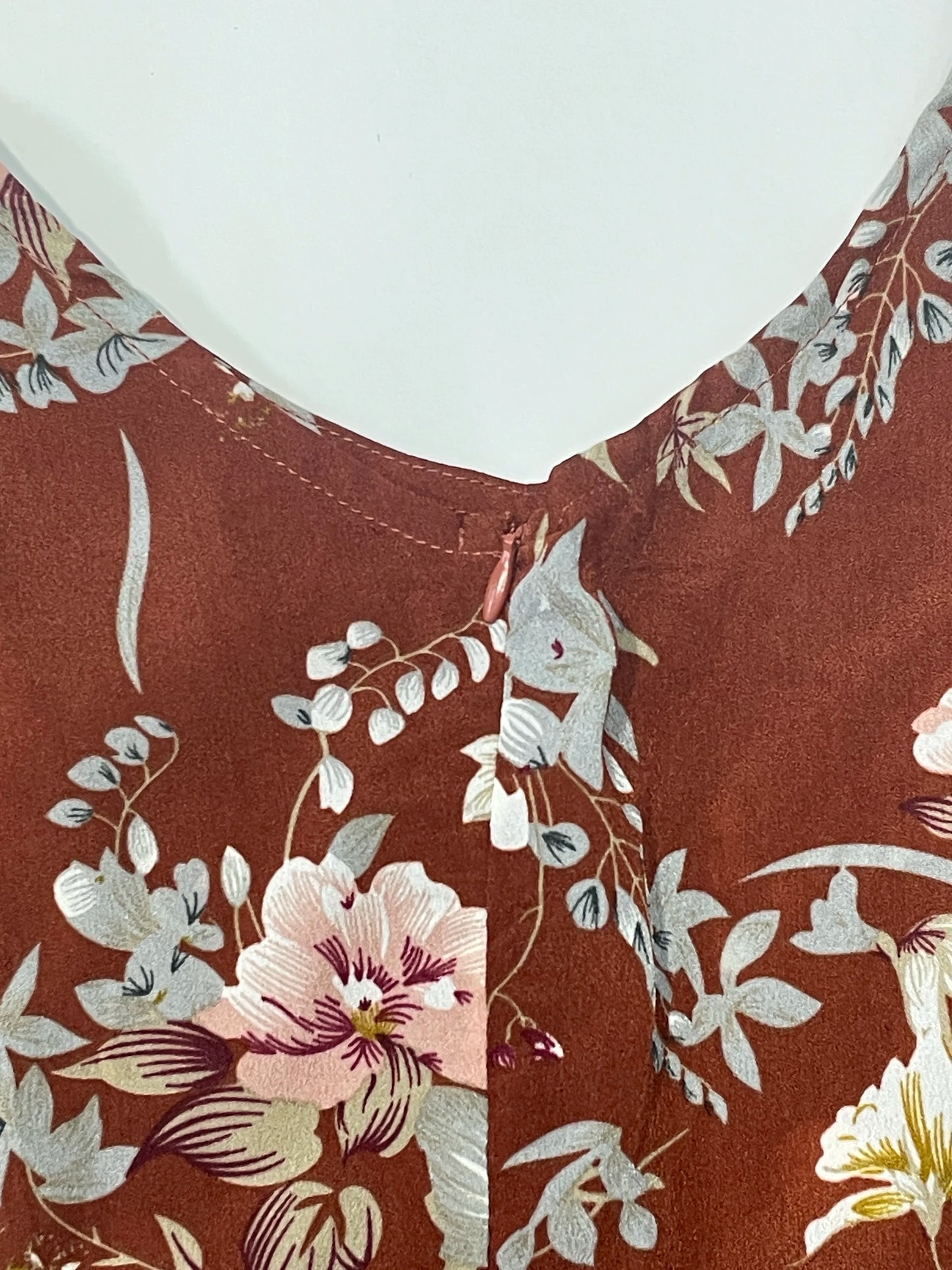 Vestido halter floral con abertura alta