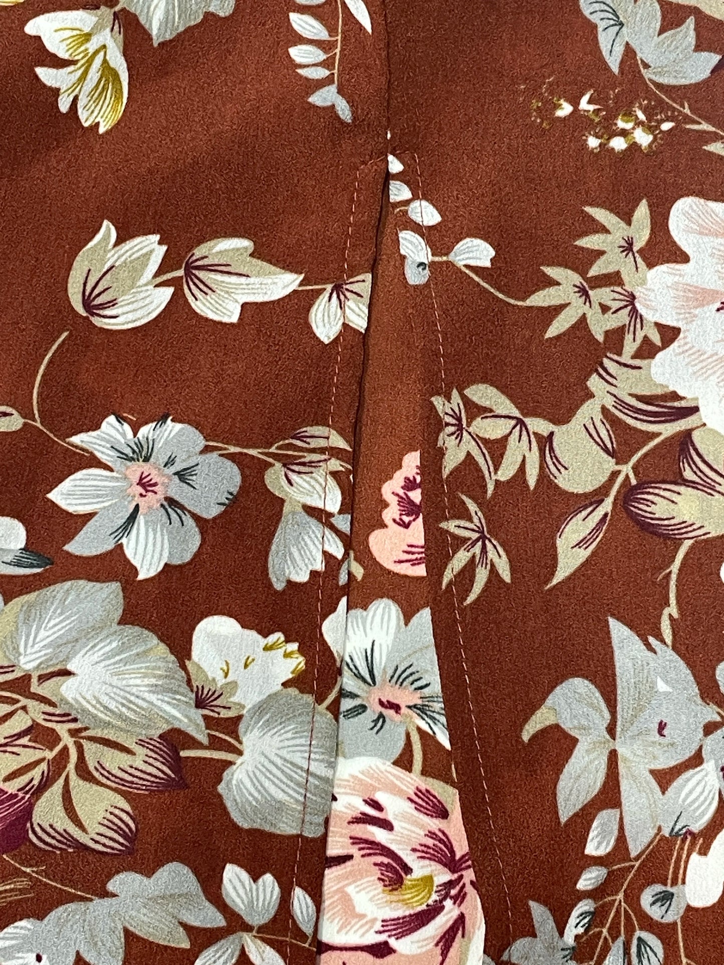 Vestido halter floral con abertura alta