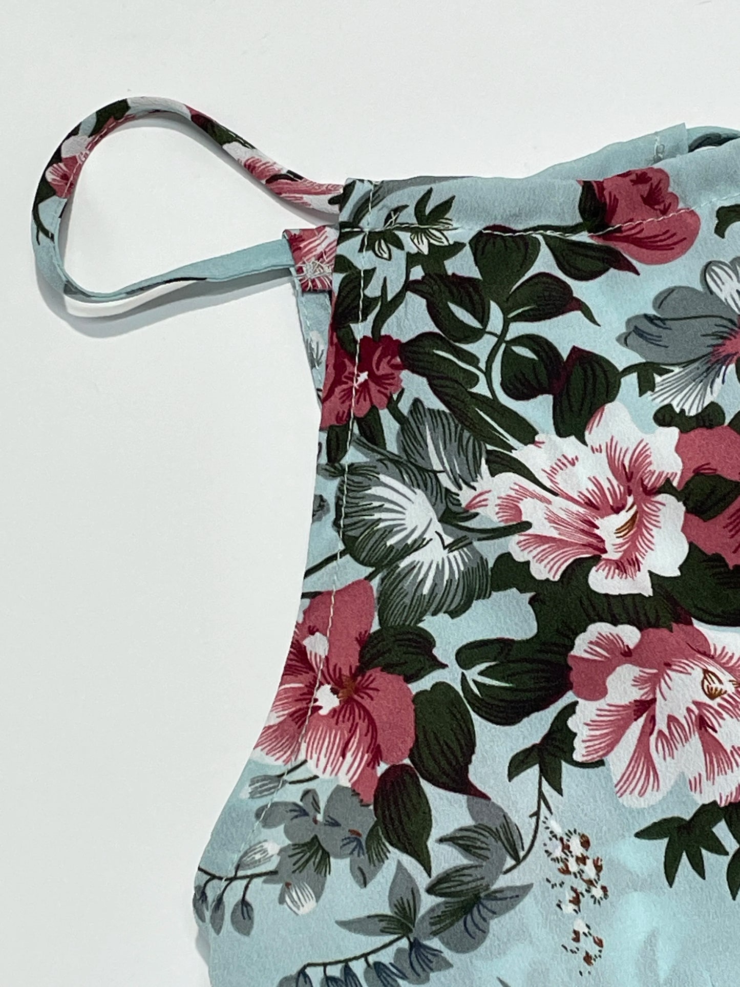 Vestido halter floral con abertura alta