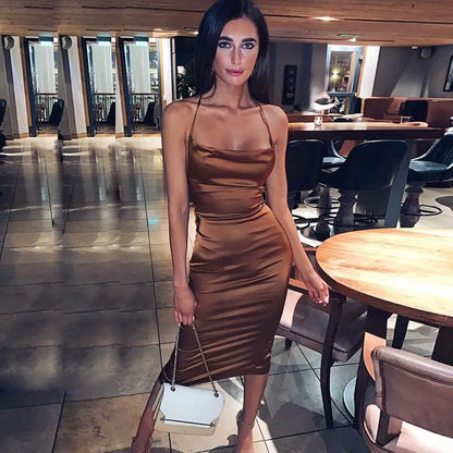 Vestido Midi de Satén Rosa con Espalda Descubierta