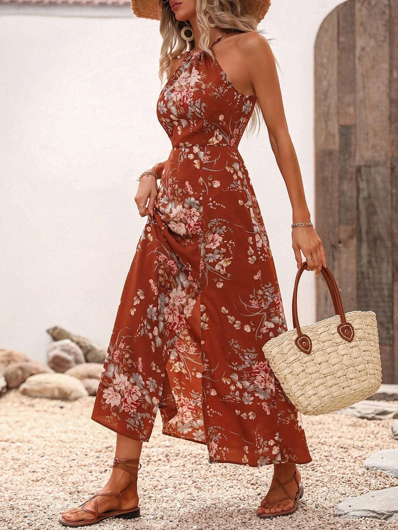 Vestido halter floral con abertura alta