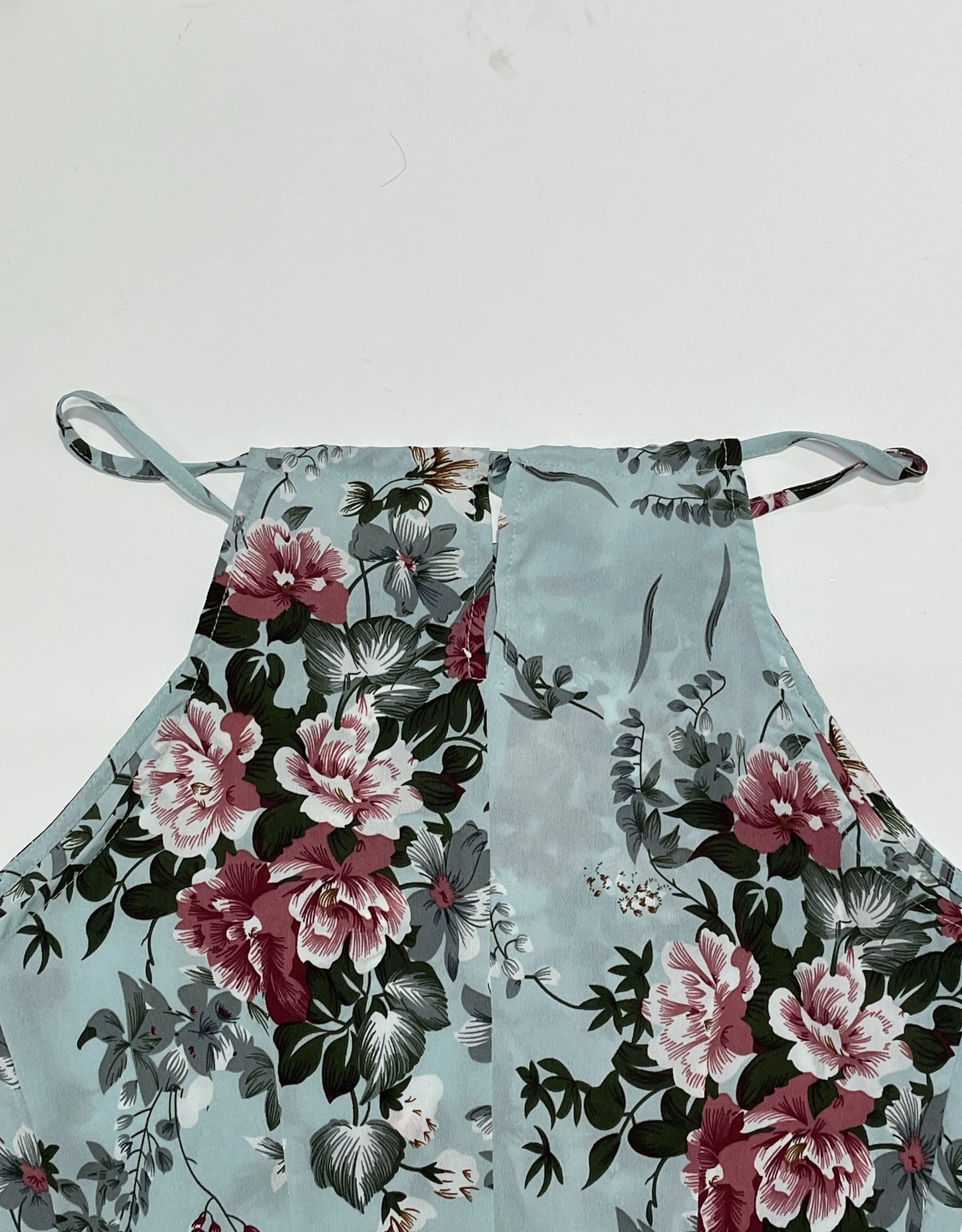Vestido halter floral con abertura alta