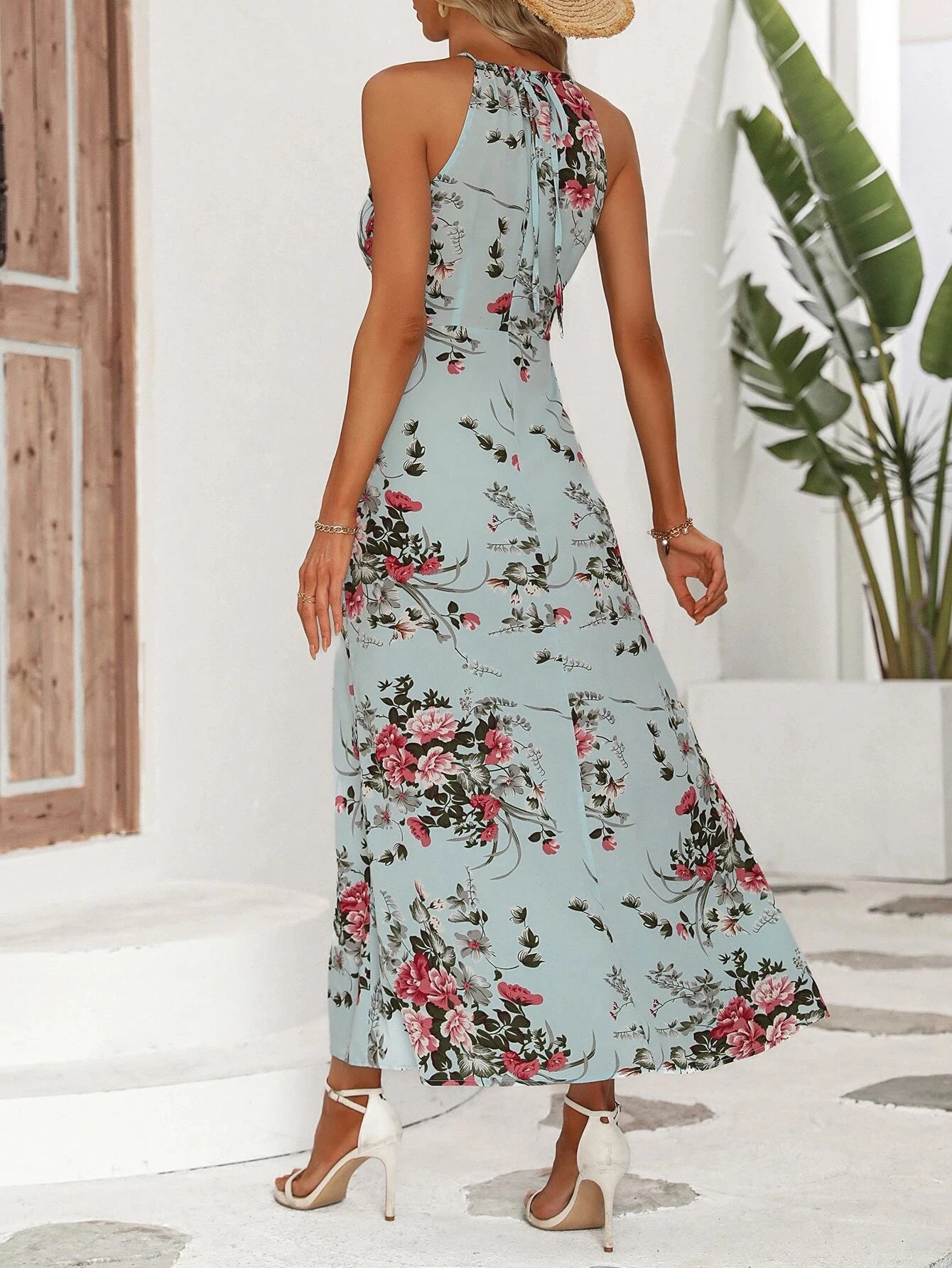 Vestido halter floral con abertura alta