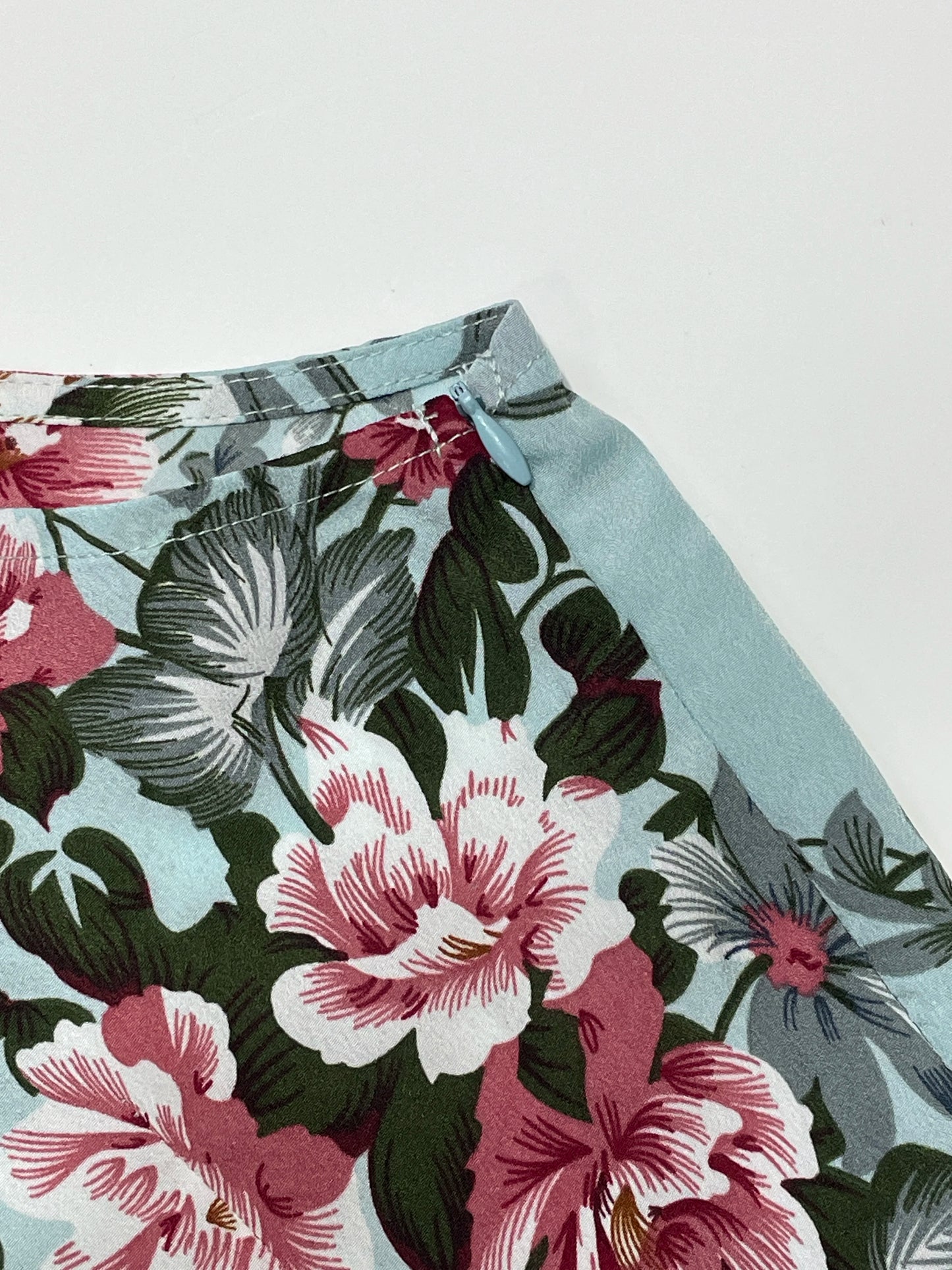 Vestido halter floral con abertura alta