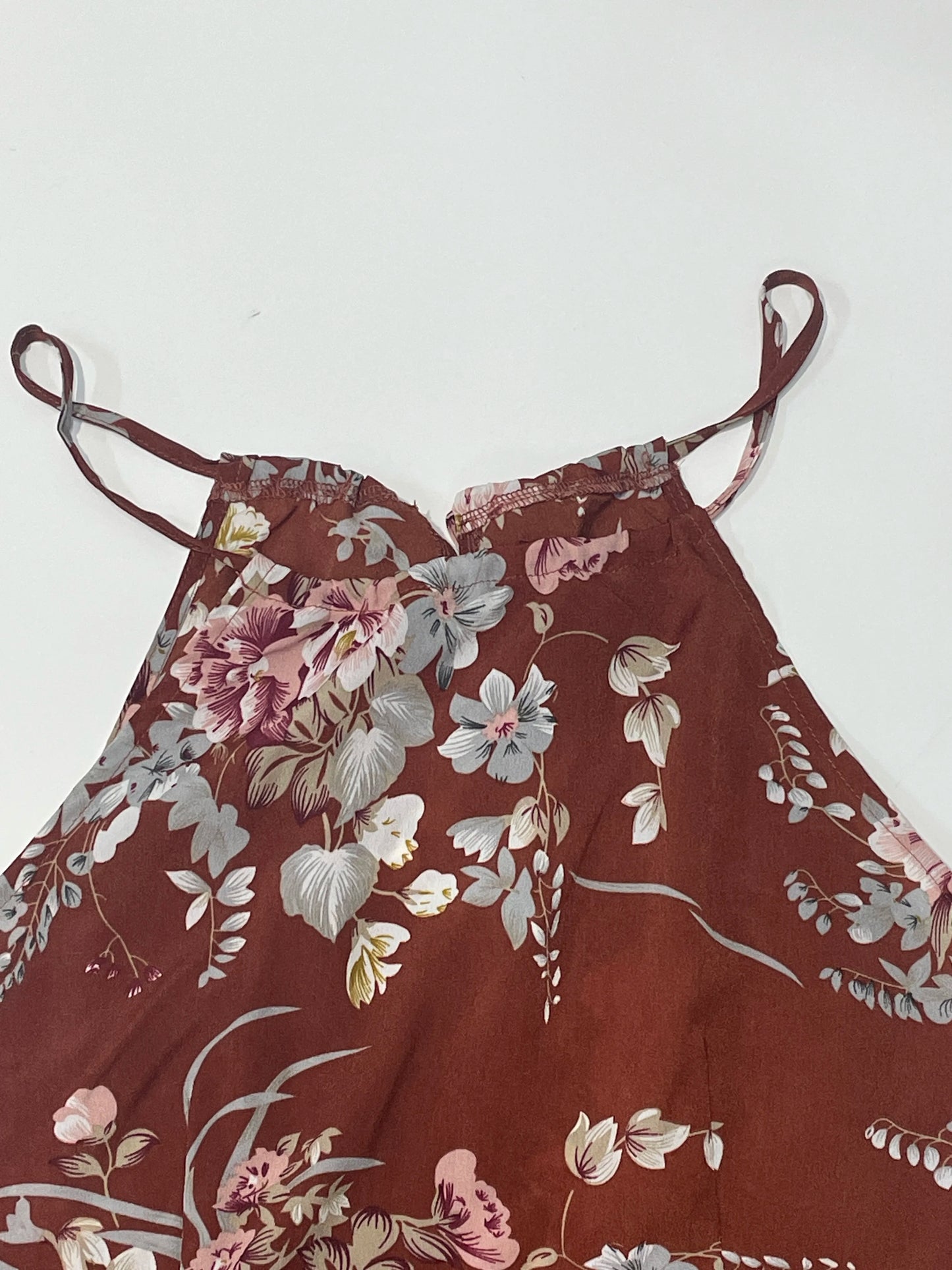 Vestido halter floral con abertura alta