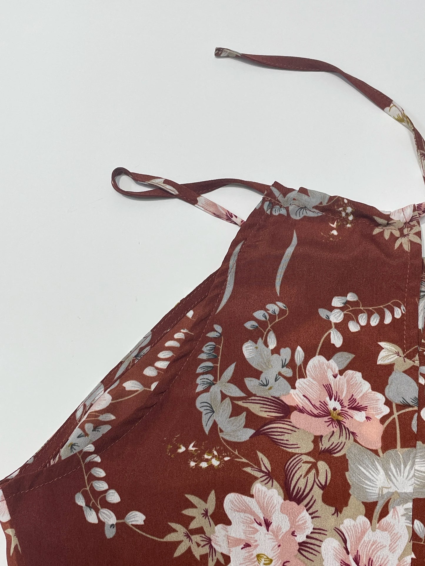 Vestido halter floral con abertura alta